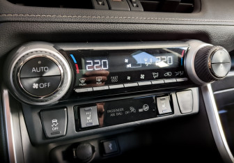 Подержанный автомобиль Toyota RAV4 2021 года (16 фото)