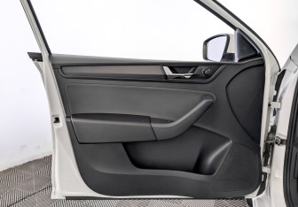 Подержанный автомобиль Skoda Rapid Liftback 2019 года (19 фото)