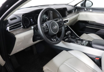 Подержанный автомобиль Kia K5 2021 года (9 фото)