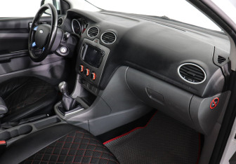 Подержанный автомобиль Ford Focus Hatchback 2011 года (10 фото)