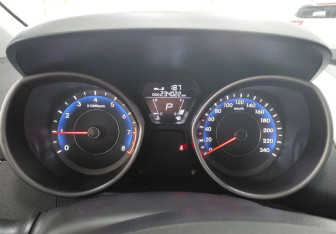 Подержанный автомобиль Hyundai Elantra Sedan 2013 года (10 фото)