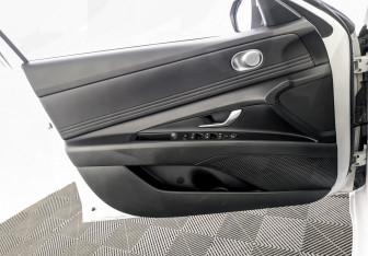 Подержанный автомобиль Hyundai Elantra Sedan 2022 года (19 фото)