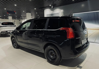 Подержанный автомобиль Peugeot 5008 Compactvan 2011 года (3 фото)