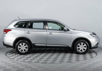 Подержанный автомобиль Mitsubishi Outlander 2015 года (4 фото)