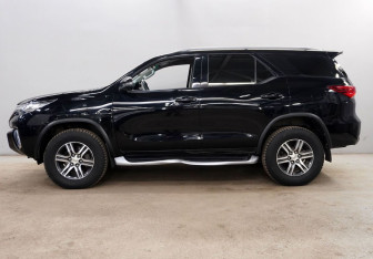 Подержанный автомобиль Toyota Fortuner 2018 года (8 фото)