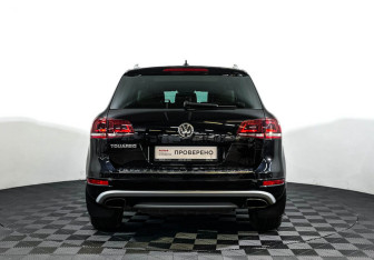Подержанный автомобиль Volkswagen Touareg 2014 года (6 фото)