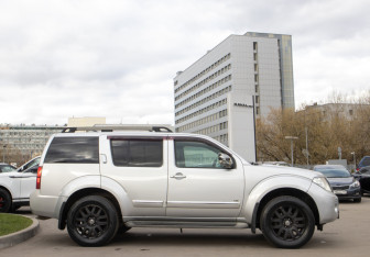 Подержанный автомобиль Nissan Pathfinder 2011 года (3 фото)