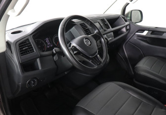Подержанный автомобиль Volkswagen Caravelle 2018 года (9 фото)