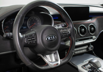 Подержанный автомобиль Kia Stinger 2021 года (18 фото)