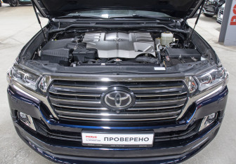 Подержанный автомобиль Toyota Land Cruiser Suv 2018 года (9 фото)