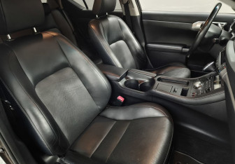 Подержанный автомобиль Lexus CT 2013 года (12 фото)