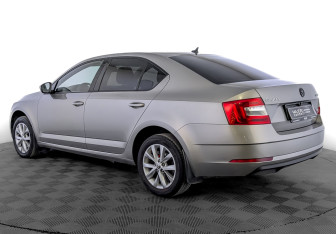 Подержанный автомобиль Skoda Octavia Liftback 2019 года (7 фото)