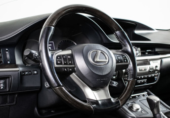 Подержанный автомобиль Lexus ES 2016 года (20 фото)