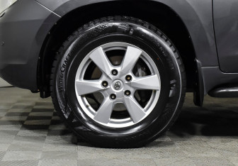 Подержанный автомобиль Toyota Land Cruiser Suv 2010 года (8 фото)