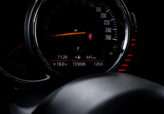 Подержанный автомобиль MINI Hatch 2017 года (11 фото)