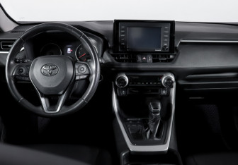 Подержанный автомобиль Toyota RAV4 2020 года (12 фото)