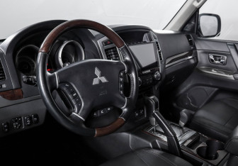 Подержанный автомобиль Mitsubishi Pajero 2019 года (14 фото)