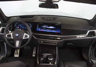 Подержанный автомобиль BMW X7 2024 года (13 фото)