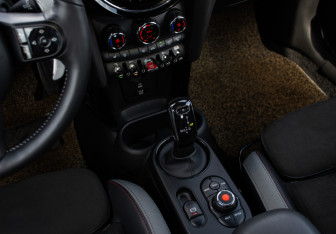 Подержанный автомобиль MINI Hatch 2021 года (21 фото)