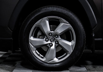 Подержанный автомобиль Toyota RAV4 2021 года (15 фото)