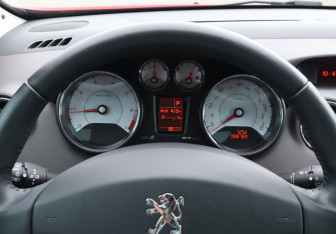 Подержанный автомобиль Peugeot 308 Hatchback 2010 года (11 фото)