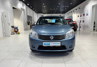 Подержанный автомобиль Renault Sandero 2011 года (2 фото)