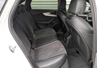 Подержанный автомобиль Audi A4 Sedan 2017 года (12 фото)