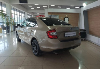 Подержанный автомобиль Skoda Rapid Liftback 2018 года (7 фото)