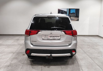 Подержанный автомобиль Mitsubishi Outlander 2017 года (6 фото)