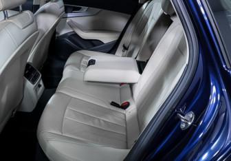 Подержанный автомобиль Audi A4 Sedan 2021 года (10 фото)