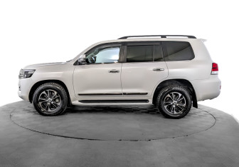 Подержанный автомобиль Toyota Land Cruiser Suv 2016 года (8 фото)