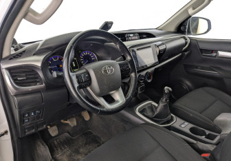 Подержанный автомобиль Toyota Hilux 2019 года (15 фото)
