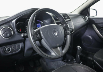 Подержанный автомобиль Renault Sandero 2015 года (7 фото)