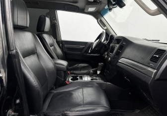 Подержанный автомобиль Mitsubishi Pajero 2011 года (11 фото)