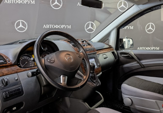 Подержанный автомобиль Mercedes-Benz Viano 2011 года (14 фото)