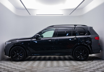 Подержанный автомобиль BMW X7 2022 года (8 фото)
