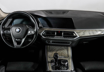 Подержанный автомобиль BMW X5 2018 года (12 фото)