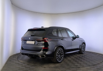 Подержанный автомобиль BMW X5 2025 года (5 фото)