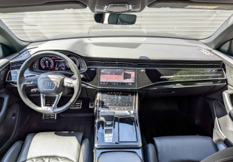 Подержанный автомобиль Audi Q8 2018 года (14 фото)
