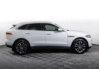Подержанный автомобиль Jaguar F-Pace 2017 года (4 фото)