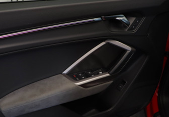 Подержанный автомобиль Audi Q3 2019 года (22 фото)
