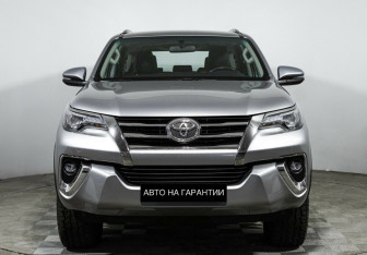 Подержанный автомобиль Toyota Fortuner 2017 года (2 фото)