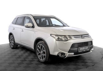 Подержанный автомобиль Mitsubishi Outlander 2014 года (3 фото)