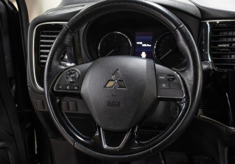 Подержанный автомобиль Mitsubishi Outlander 2020 года (17 фото)