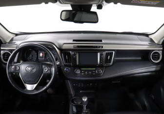 Подержанный автомобиль Toyota RAV4 2018 года (12 фото)