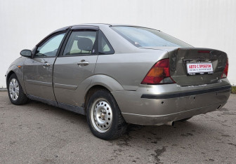 Подержанный автомобиль Ford Focus Sedan 2003 года (7 фото)