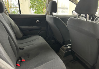 Подержанный автомобиль Nissan Tiida Hatchback 2010 года (11 фото)