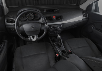 Подержанный автомобиль Renault Fluence 2011 года (16 фото)
