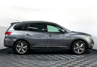 Подержанный автомобиль Nissan Pathfinder 2014 года (4 фото)