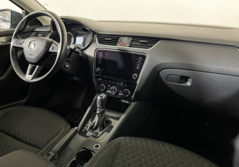 Подержанный автомобиль Skoda Octavia Liftback 2018 года (9 фото)
